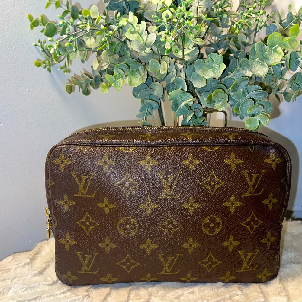 100% Auth Louis Vuitton Monogram Trousse 23